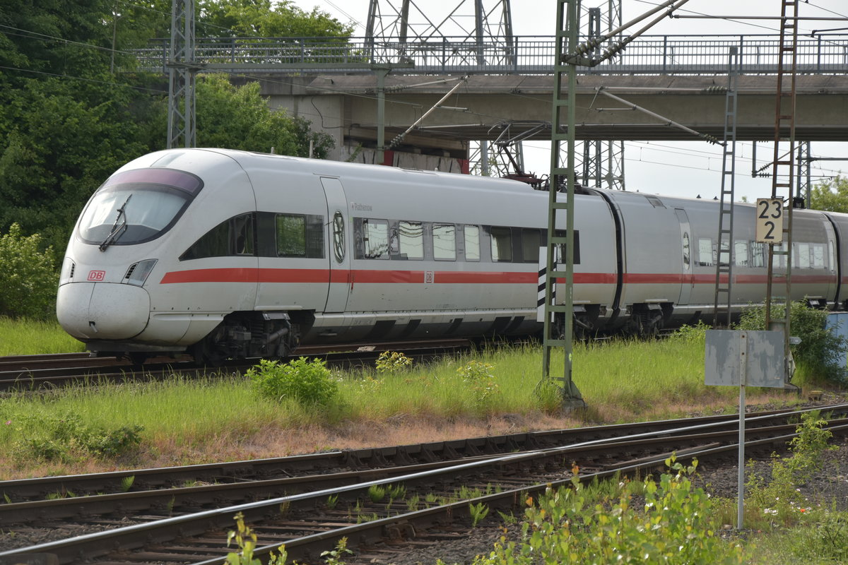 Nachschuß auf einen in Richtung Neuss fahrenden mir unbekannten 411 in Nievenheim Kohnacker. 21.5.2017