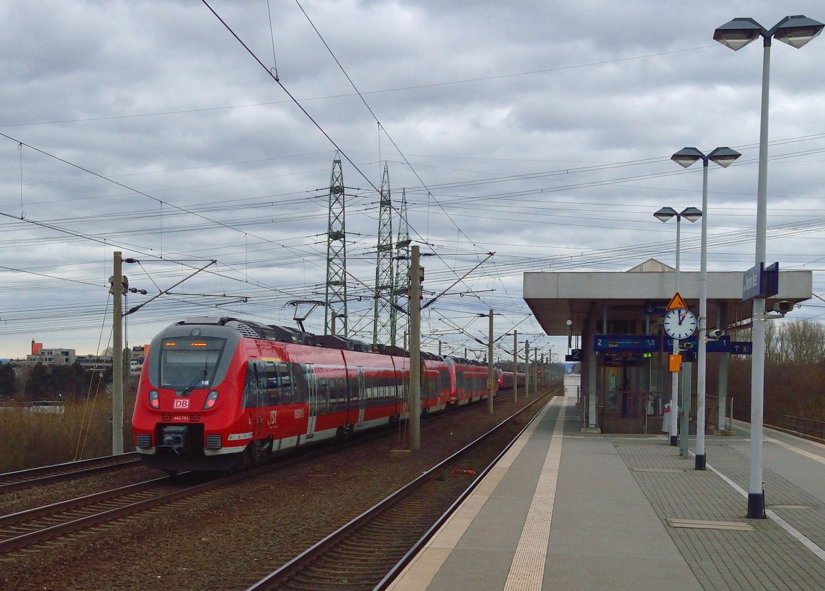 Nachschuß auf einen RSX der an der S-Bahnhaltestelle vorbei fährt. Es sind der 442 755 und 442 761 am Samstag den 8.2.2014