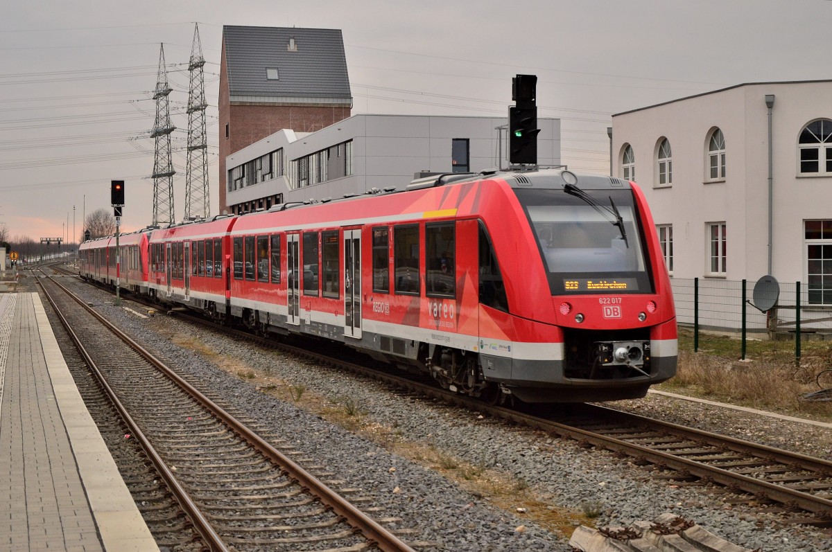 Nachschuß auf einen S23 Zug nach Euskirchen, der hier gerade Meckenheim verlässt und an dessen Ender der 622 017 zusehen ist. Freitag den 13.3.2015
