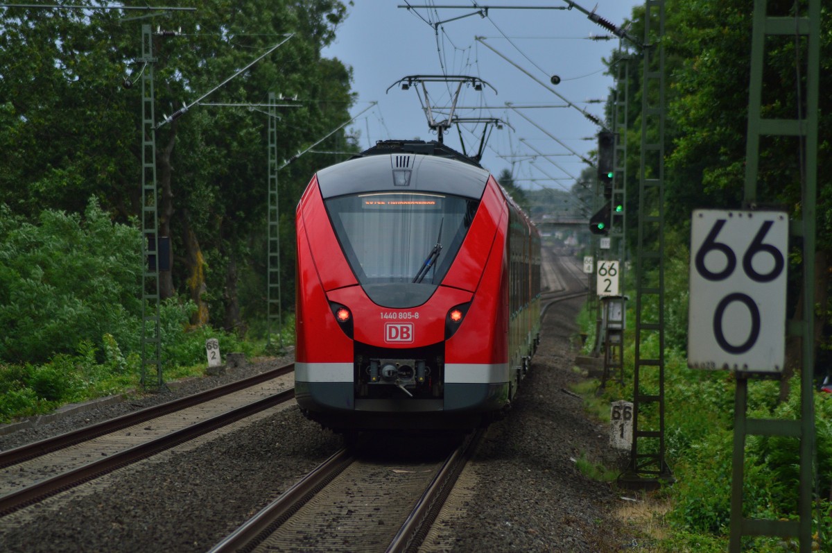 Nachschuß auf einen S8 Zug, der gerade Mönchengladbach Lürrip verlassen hat und nun die Rampe nach Korschenbroich hinunter fährt. 28.7.2015