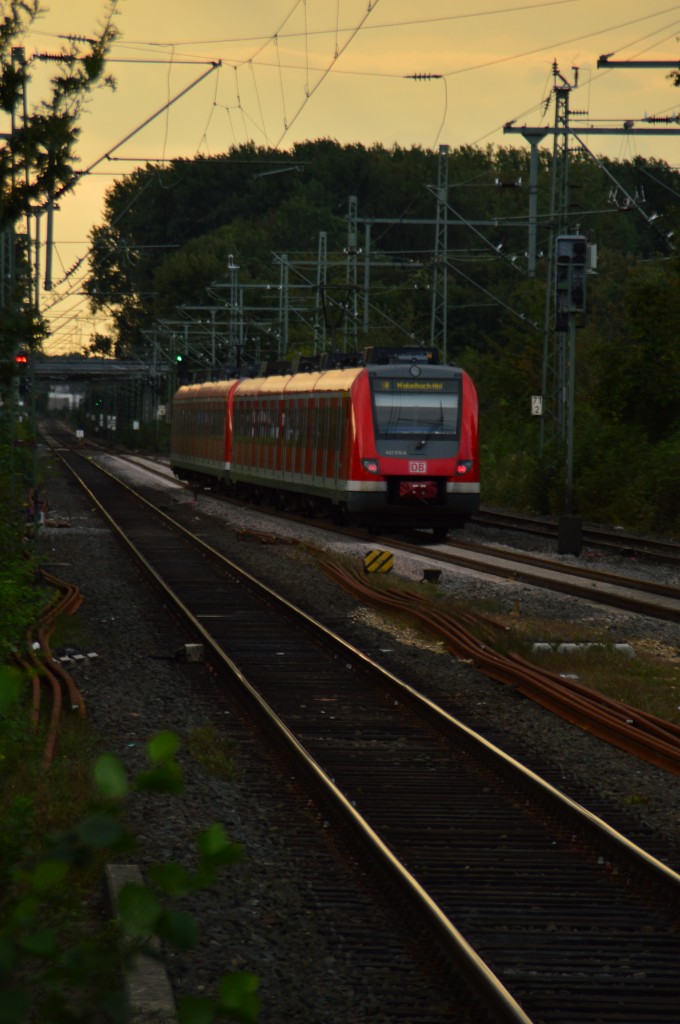 Nachschuß auf einen S8-Zug der gerade Kleinenbroich in Richtung Mönchengladbach verlässt. 11.9.2014