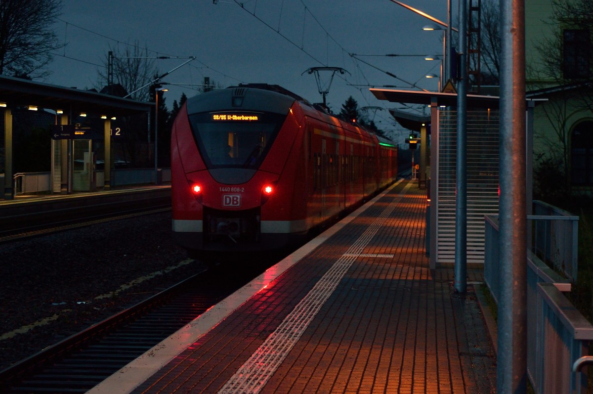 Nachschuß auf einen S8/S5 Zug nach Wuppertal Barmen.
Hier steht der Zug in Kleinenbroich, bei Regen und Dunkelheit am 13.1.2015