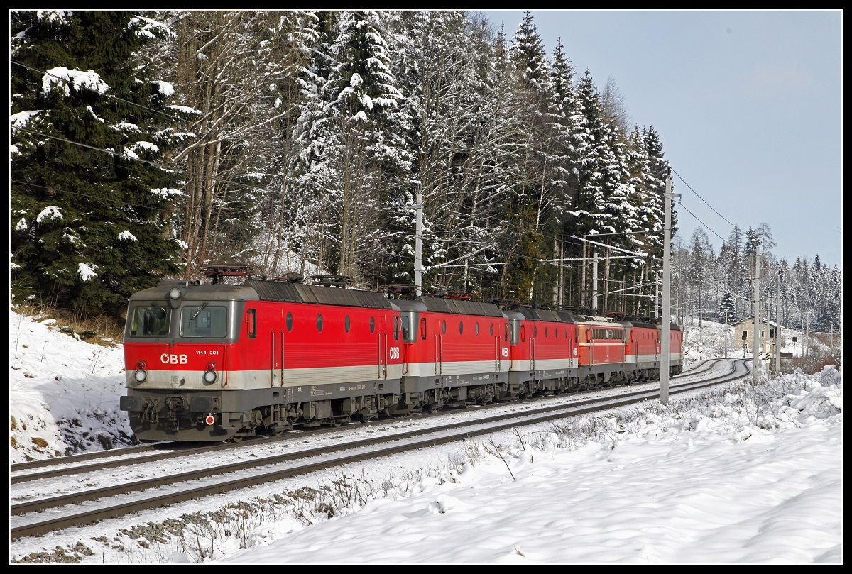Nachschuß auf einen Sechsfachlokzug bei Steinhaus am 29.11.2018.
