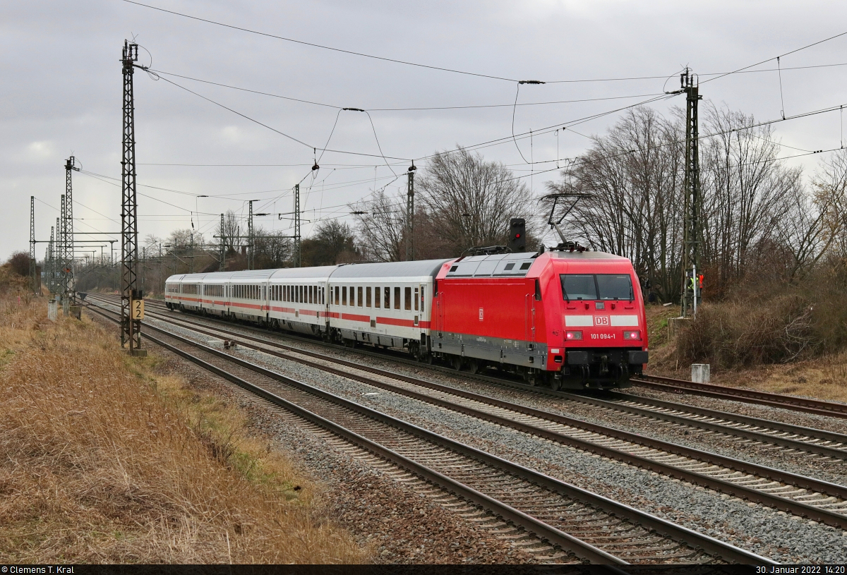 Nachschuss auf einen sechsteiligen IC1 mit 101 094-1, der in Großkorbetha leer Richtung Naumburg(Saale)Hbf rollt.

🧰 DB Fernverkehr
🕓 30.1.2022 | 14:20 Uhr