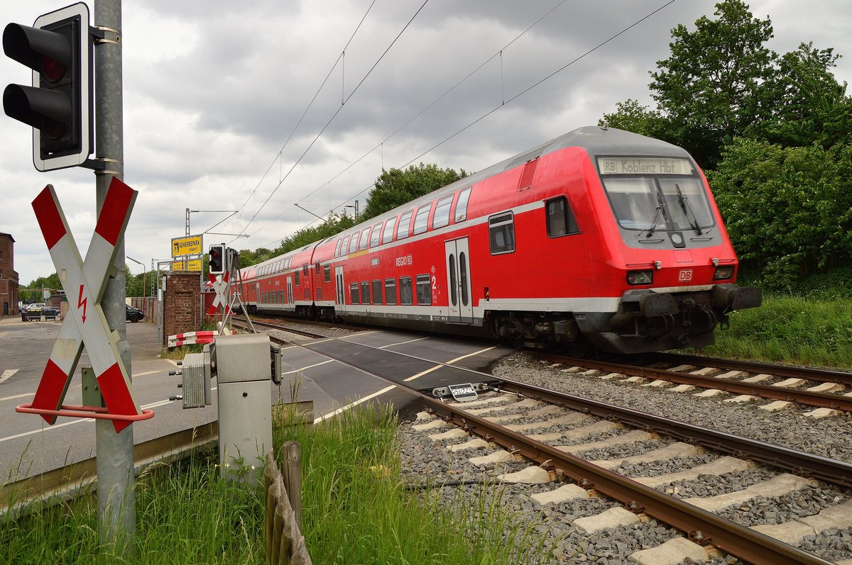 Nachschuß auf einen Steuerwagen eines RB27 nach Koblenz, der hier auf dem Bü Kölner Straße in Jüchen zusehen ist. 20.5.2016