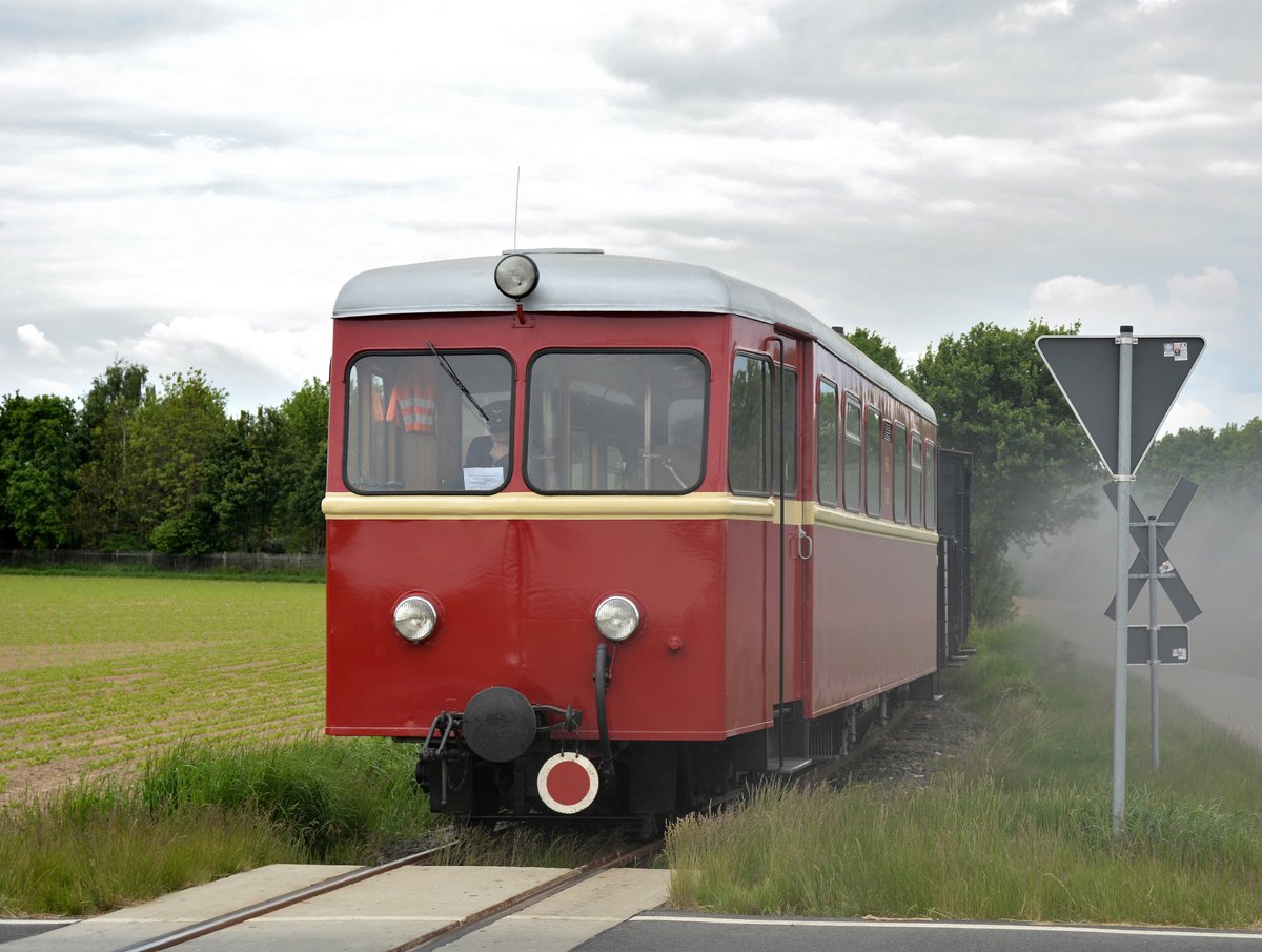 Nachschuss auf einen der Triebwagen der Selfkantbahn am Ende eines Museumszuges auf der fahrt nach Schierwaldenrath.

Birgden 16.05.2016