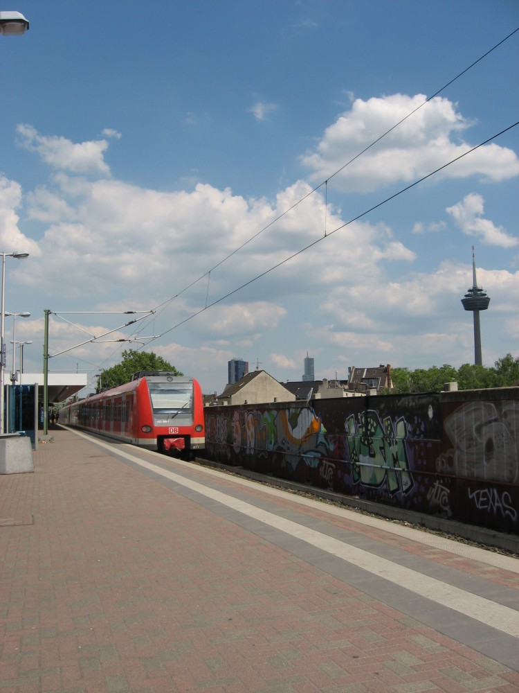 Nachschu auf einen Triebzug der BR 423 aufgenommen whrend der Ausfahrt aus dem Bahnhof  Kln-Ehrenfeld  Richtung Kln Hbf am 7.6.13 mit Fernsehturm im Hintergrund.