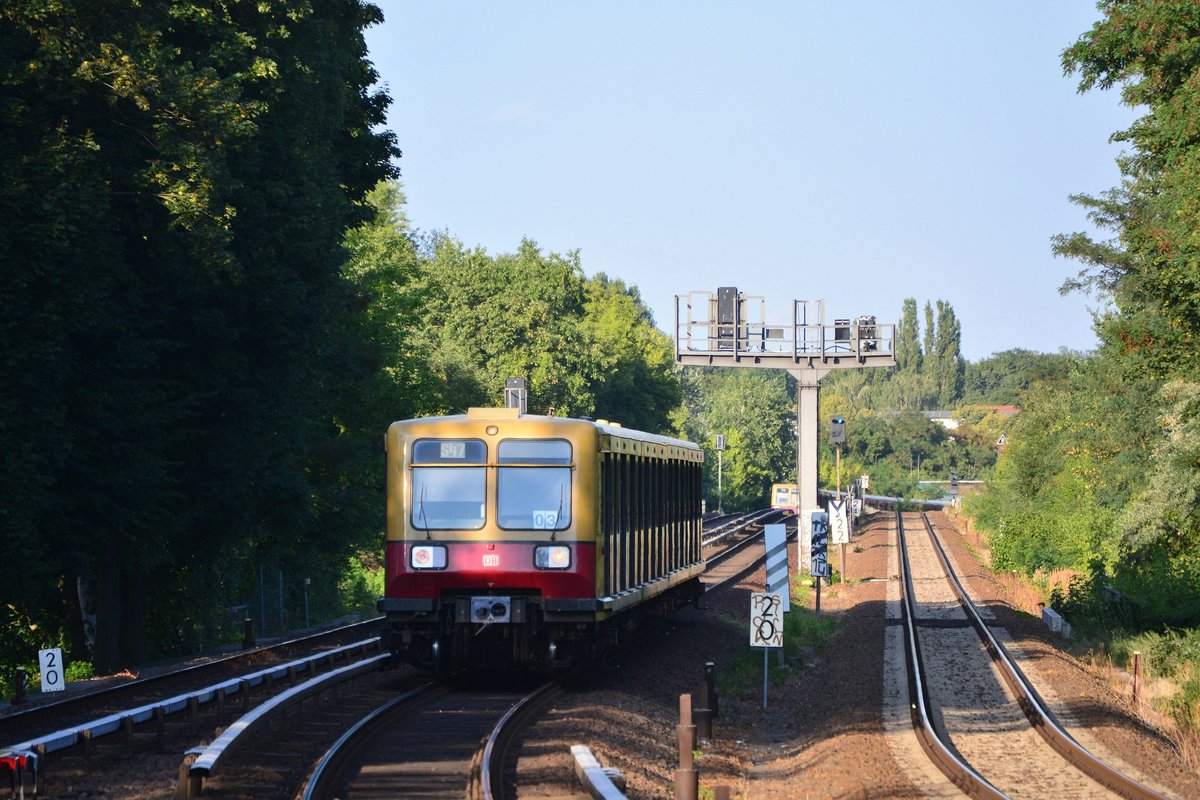 Nachschuss auf einen unbekannten 485er als S47 nach Spindlersfeld bei der Ausfahrt am Haltepunkt Köllnische Heide.

Berlin Köllnische Heide 24.07.2018