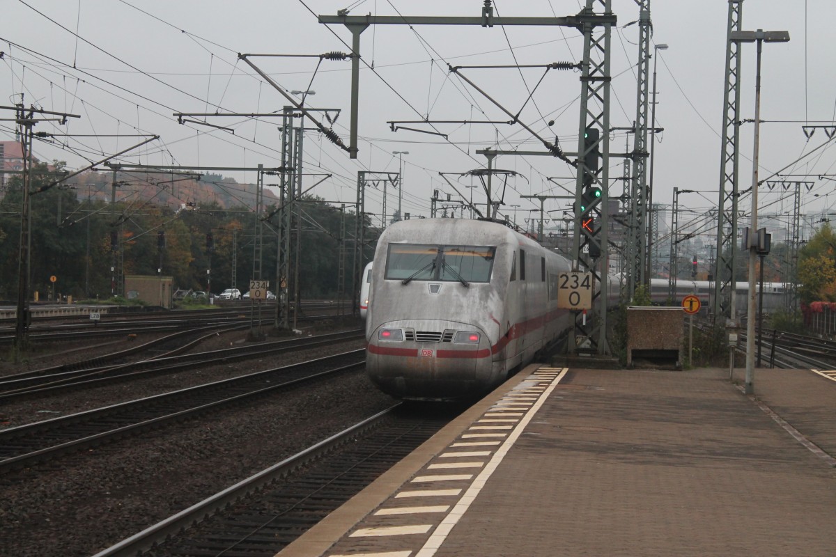 Nachschuss auf einen ungewaschenen ICE 1 bei der Ausfahrt aus Fulda am 17.10.13