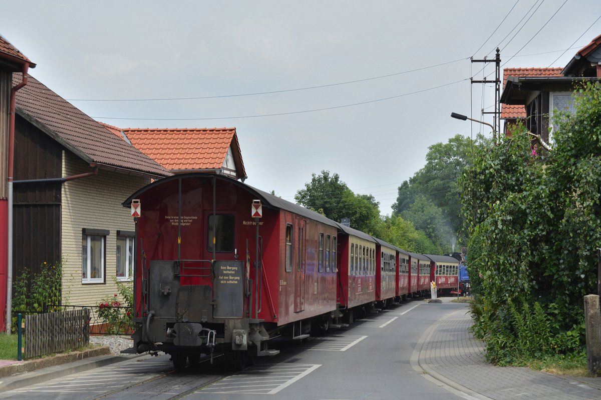 Nachschuss auf einen Zug der Harzer Schmalspurbahn auf den Weg nach Wernigerode an der sehr bekannten Kirchstraße. Hier führt die Bahn ein paar Meter wie die Straßenbahn über die Straße. Solche besonderen Streckenteile gibt es ansonsten nur bei der Molli und in Olef. Dort fahren die Züge über den Dorfplatz.

Wernigerode 21.07.2016