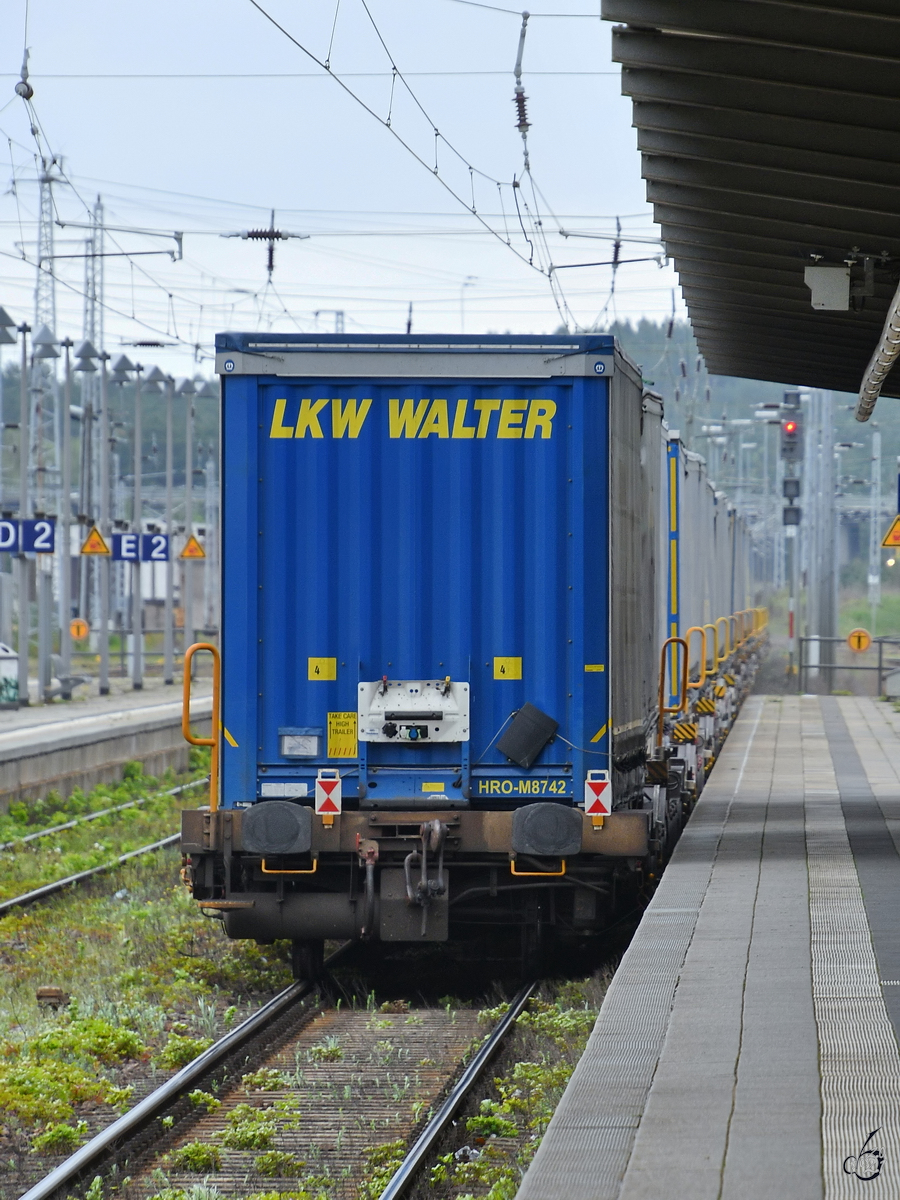 Nachschuss auf den von der Elektrolokomotive 186 298-6 gezogenen Trailerzug, welcher gerade Mitte Mai 2021 den Hauptbahnhof in Neustrelitz verlässt.