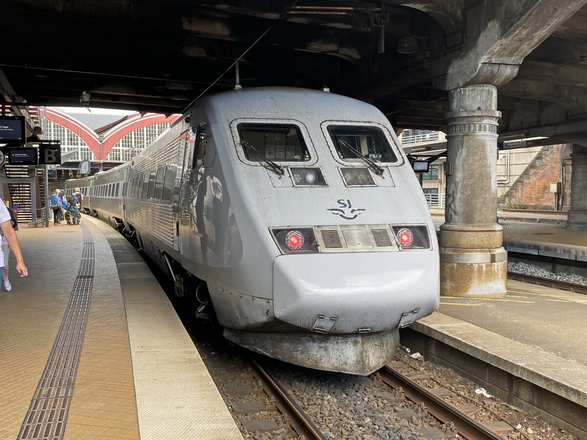 Nachschuß auf den Elektrotriebzug Littera X2 2041-1 hier im Bahnhof von Kopenhagen am 03. Juli 2021.