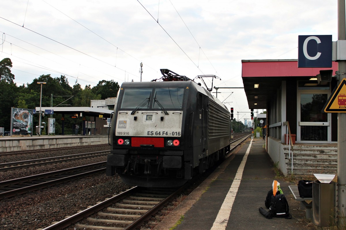 Nachschuss auf ES 64 F4-016 von DB Autozug am 20.06.2014 in Neu Isenburg, als sie nach Frankfurt als Tfzf fuhr. Sie brachte zuvor den AZ 1350 (Düsseldorf Hbf - Narbonne) nach Neu Isenburg und hat den Zug hier an 101 120-4 abgegeben.