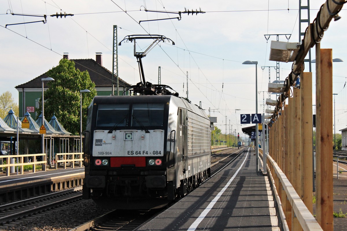 Nachschuss auf die ES 64 F4-084 von SBB Cargo am 17.04.2014 bei der Durchfahrt in Müllheim (Baden).