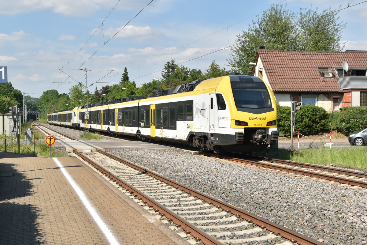 Nachschuß auf den ET 4.03 von Go Ahead als RE8
In Untergriesheim gen Würzburg fahrend. 17.5.2020