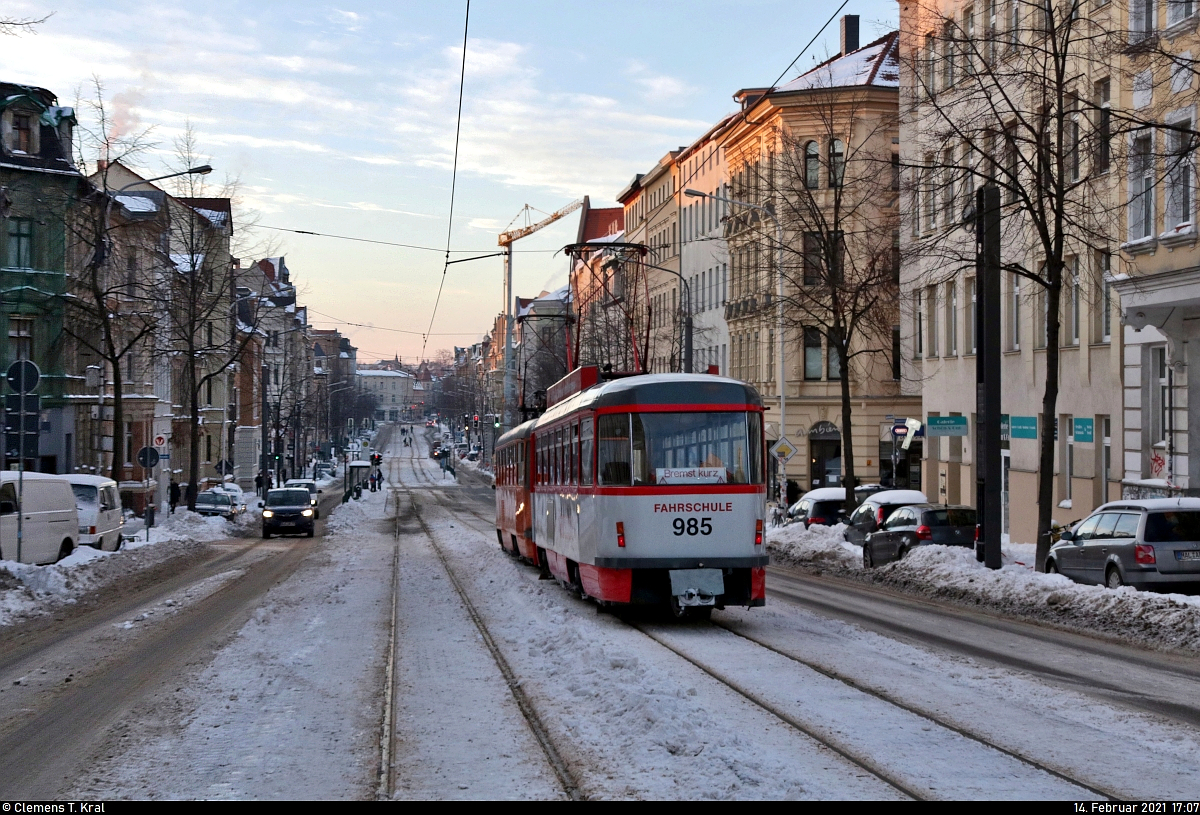 Nachschuss auf Fahrschulwagen Tatra T4D-C (Wagen 985) und Arbeitsfahrzeug (Wagen 035), die sich ihren Weg durch die Ludwig-Wucherer-Straße Richtung Reileck bahnen.
Nach den starken Schneefällen vor allem als Rodelbahn und Flaniermeile genutzt, mussten manche Fußgänger beim Anblick der ersten Straßenbahn nach über einer Woche erst einmal zur Seite gehen.

🧰 Hallesche Verkehrs-AG (HAVAG)
🕓 14.2.2021 | 17:07 Uhr