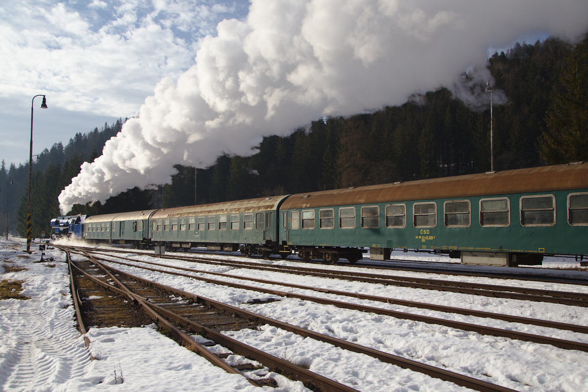 Nachschuss auf den Fotozug mit seiner mächtigen Rauchfahne. Entstanden ist die Aufnahme in Červená Skala. (17.02.2017)