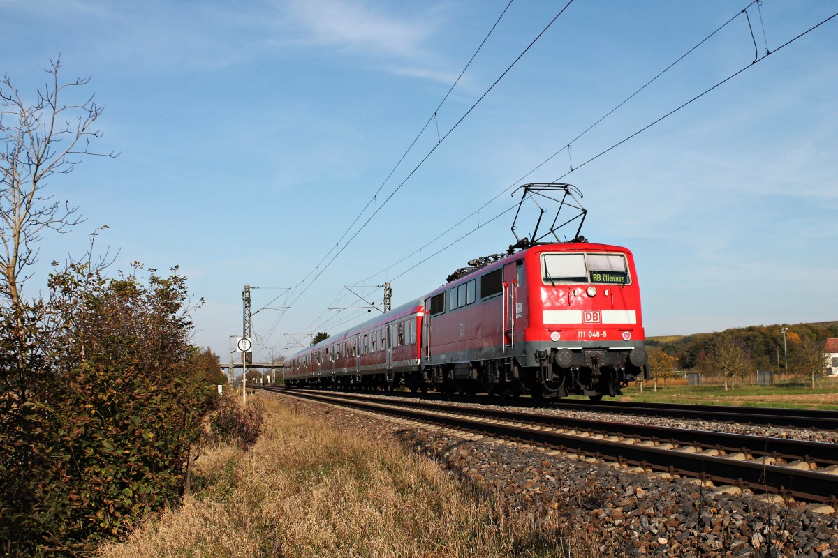 Nachschuss auf die Freiburger 111 048-5 am 31.10.2014, als sie mit einer RB (Basel Bad Bf - Offenburg) bei Hügelheim ihrem nächsten Zwischenhalt in Buggingen entgegen fuhr.