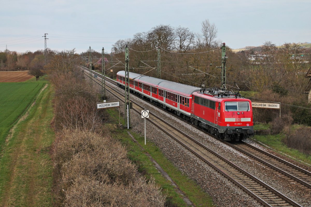 Nachschuss auf die Freiburger 111 050-1, als sie ihre RB (Basel Bad Bf - Offenburg) am 30.03.2016 in den Bahnhof von Müllheim (Baden) schob.