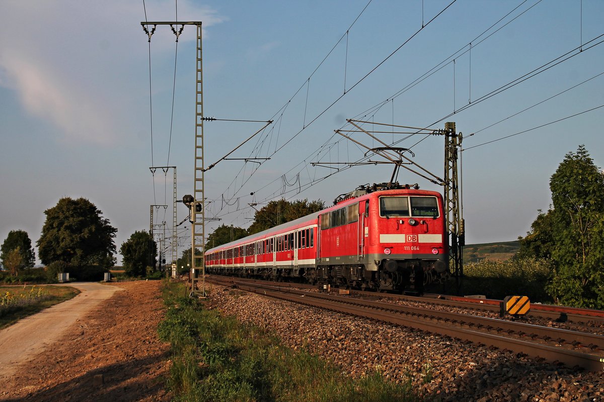 Nachschuss auf die Freiburger 111 064, als sie am 13.09.2016 ihre RB (Basel Bad Bf - Offenburg) bei Müllheim (Baden) gen Buggingen schob.