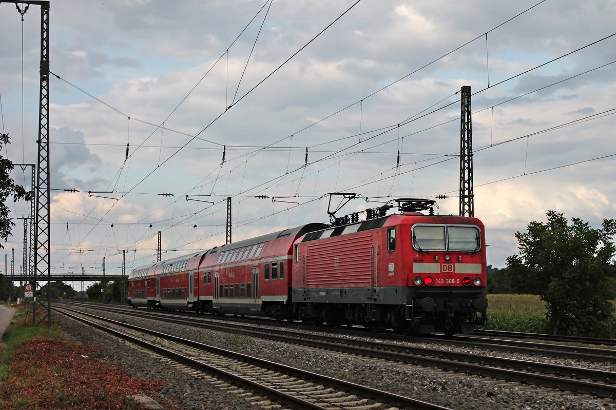 Nachschuss auf die Freiburger 143 308-5, als sie am 18.08.2015 ihre HVZ-Verstärker RB (Neuenburg (Baden) - Freiburg (Brsg) Hbf) aus Müllheim (Baden) gen Buggingen schiebte.