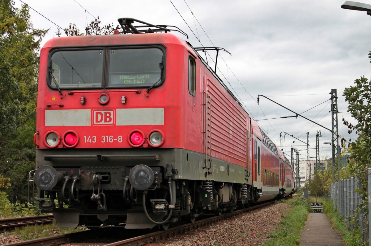 Nachschuss auf die Freiburger 143 316-8 mit der RB 26938 (Neustadt (Schwarzw) - Freiburg (Brsg) Hbf) und falschem Bgel, als sie am 02.11.2013 an dem BW in den Endbahnhof fuhr. (Fotostandpunkt ffentlicht)