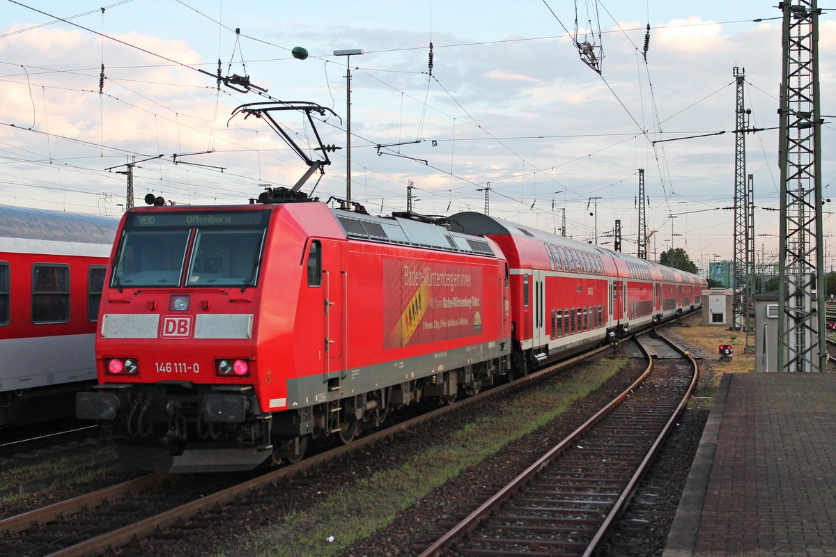 Nachschuss auf die Freiburger 146 111-0  Baden Württemberg erfahren , als sie am Morgen des 22.07.2015 ihren RE (Basel Bad Bf - Offenburg) aus dem Startbahnhof raus schiebte.