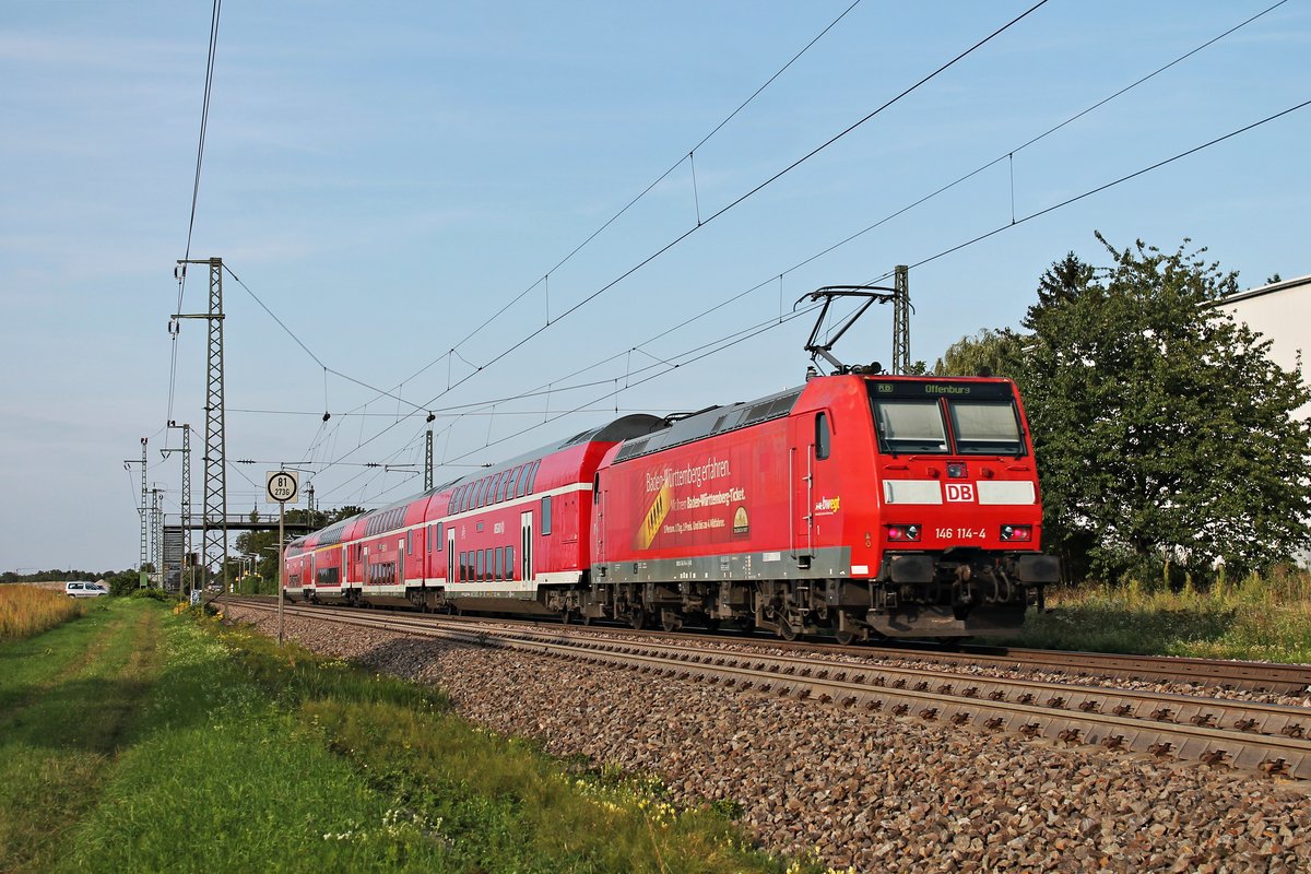 Nachschuss auf die Freiburger 146 114-4  Landkreis Emmendingen , als diese am Nachmittag des 28.08.2019 ihre RB (Basel Bad Bf - Offenburg) durch den Haltepunkt von Auggen durch in Richtung Müllheim (Baden) schob.