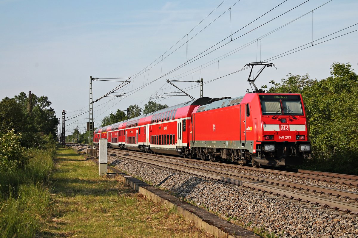 Nachschuss auf die Freiburger 146 203, als diese am Nachmittag des 24.05.2019 ihren RE (Basel Bad Bf - Offenburg) südlich vom Haltepunkt Buggingen über die KBS 703 in Richtung Freiburg (Breisgau) schob.