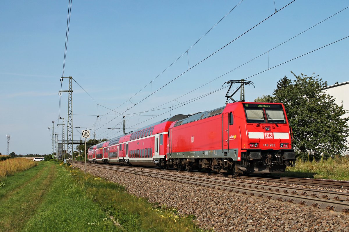 Nachschuss auf die Freiburger 146 203, als diese am Nachmittag des 28.08.2019 ihre RB (Basel Bad Bf - Offenburg) über die Rheintalbahn durch den Haltepunkt von Auggen in Richtung Müllheim (Baden) schob.