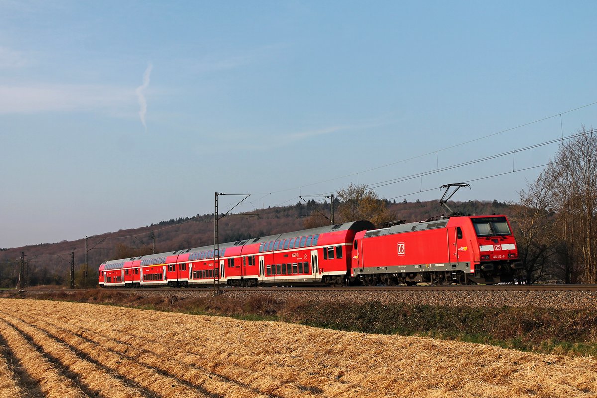 Nachschuss auf die Freiburger 146 212-6, als diese am Nachmittag des 27.03.2020 ihren RE (Neuenburg (Baden) - Karlsruhe Hbf) bei Sexau über die Rheintalbahn in Richtung Offenburg schob.