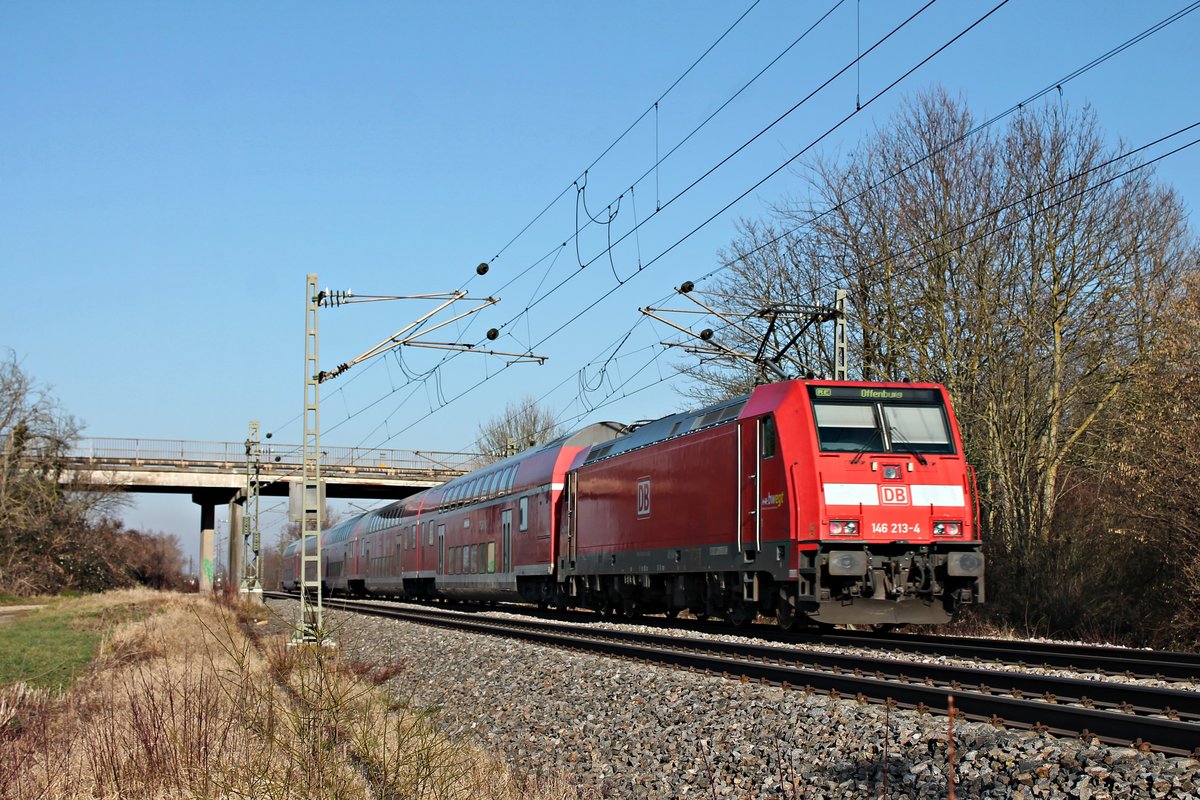 Nachschuss auf die Freiburger 146 213-4, als diese am Nachmittag des 21.01.2020 ihren RE (Basel Bad Bf - Offenburg) südlich vom Haltepunkt von Buggingen über die Rheintalbahn in Richtung Freiburg (Breisgau) schob.
