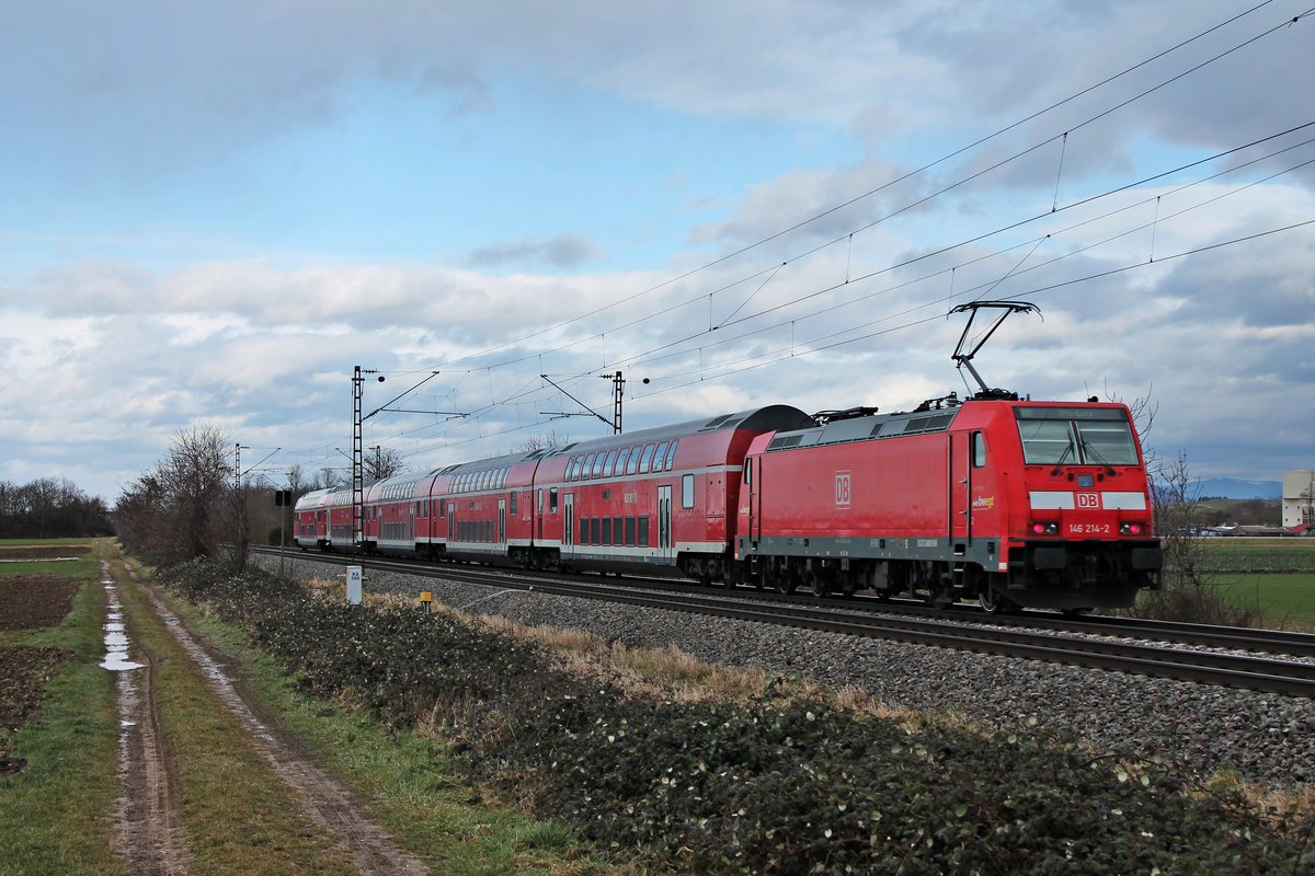 Nachschuss auf die Freiburger 146 214-2, als diese am Nachmittag des 28.01.2020 ihren RE (Basel Bad Bf - Offenburg) südlich von Buggingen über die Rheintalbahn in Richtung Freiburg (Breisgau) schob.