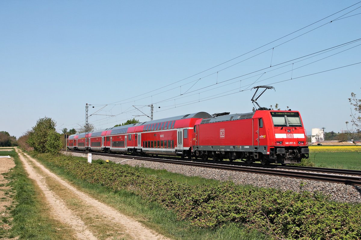 Nachschuss auf die Freiburger 146 217-5, als diese am Nachmittag des 22.04.2020 ihren RE (Basel Bad Bf - Freiburg (Brsg) Hbf) bei Buggingen über die Rheintalbahn in Richtung Norden schob.