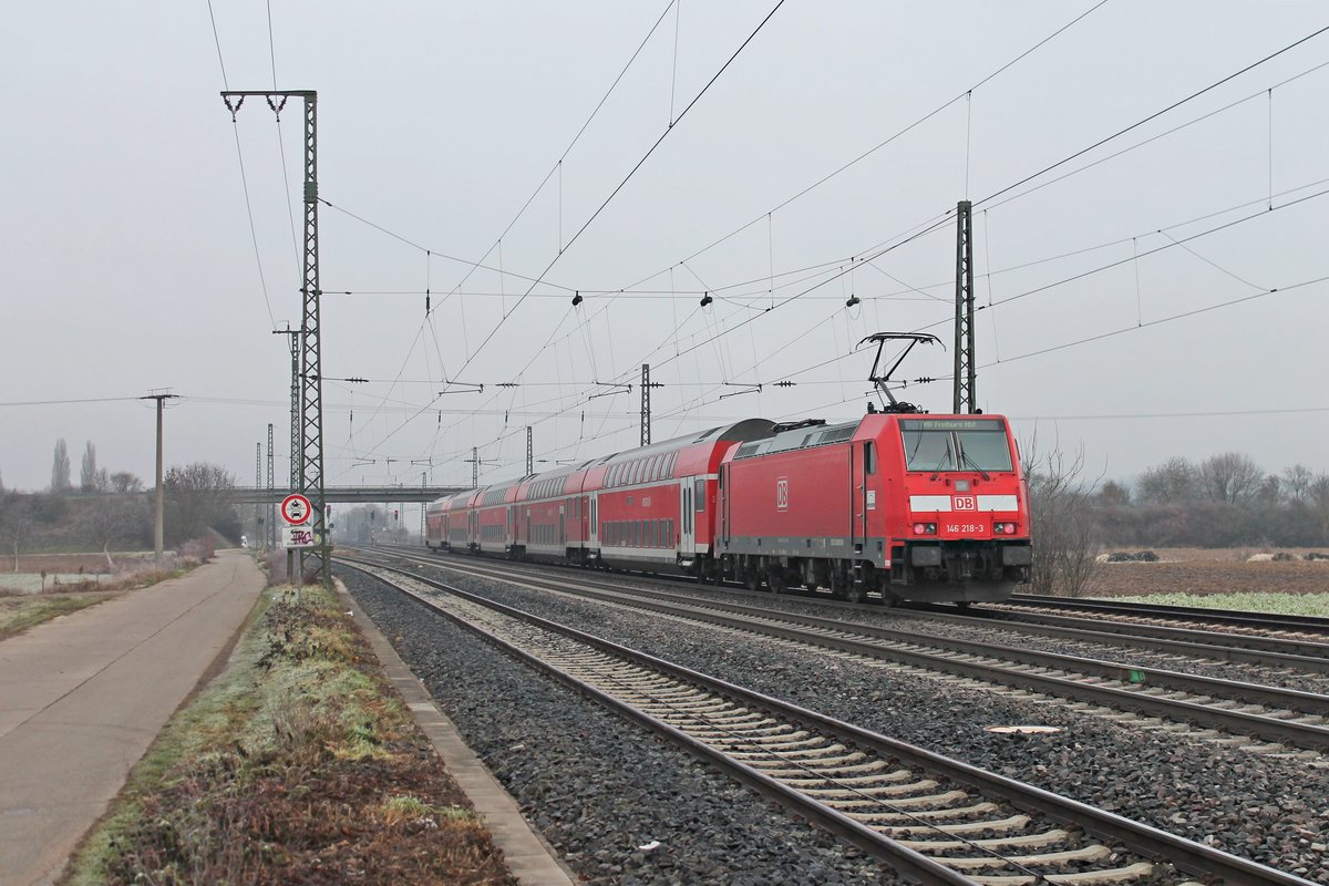 Nachschuss auf die Freiburger 146 218-3, als sie am 20.12.2016 ihre RB (Neuenburg (Baden) - Freiburg (Brsg) Hbf) aus dem Bahnhof von Müllheim (Baden) gen Buggingen schob.