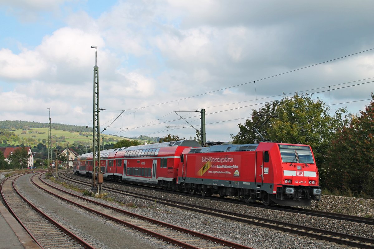 Nachschuss auf die Freiburger 146 225-8  Baden Württemberg erfahren , als diese am 20.09.2017 ihren RE (Konstanz - Karlsruhe Hbf) durch Welschingen-Neuhausen gen Norden schob.