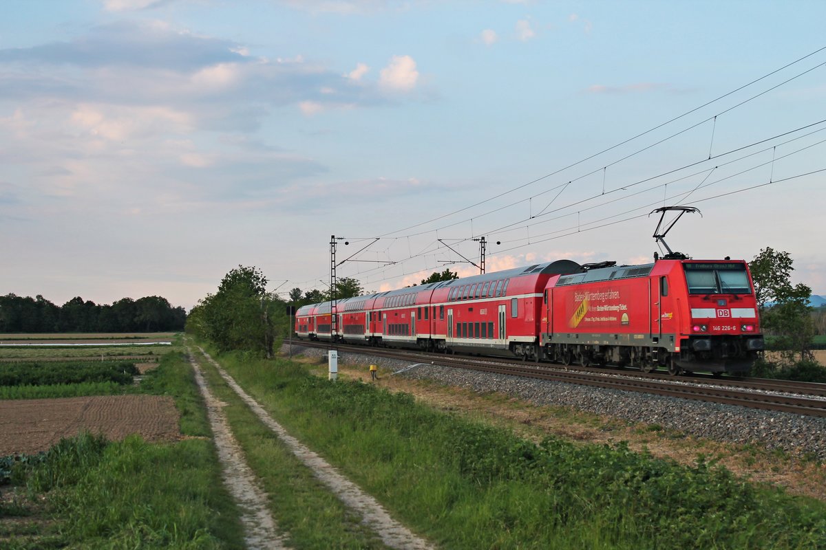 Nachschuss auf die Freiburger 146 226-6  Baden Württemberg erfahren , als diese am Abend des 24.05.2019 ihre RB (Basel Bad Bf - Freiburg (Brsg) Hbf) zwischen Hügelheim und Buggingen in Richutng Norden schob.