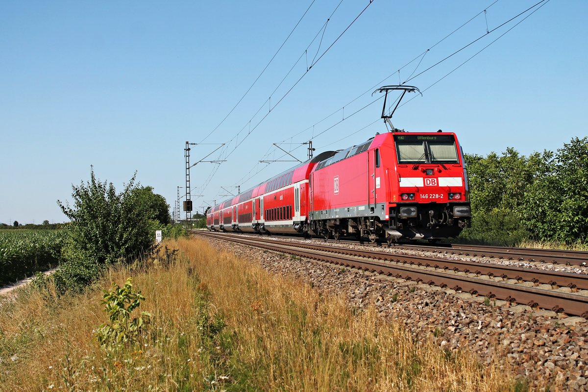 Nachschuss auf die Freiburger 146 228-2 am 10.07.2015, als sie ihren RE (Basel Bad Bf - Offenburg) bei Hügelheim in Richtung Heitersheim schob.
