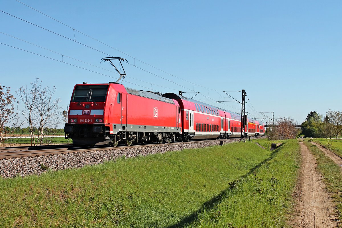 Nachschuss auf die Freiburger 146 232-4, als sie am 05.05.2016 ihren RE (Basel Bad Bf - Offenburg) bei Hügelheim in Richtung Hügelheim schob.
