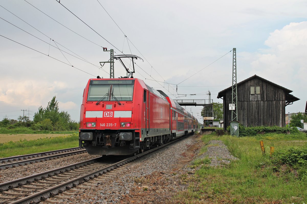 Nachschuss auf die Freiburger 146 235-7  Konstanz , als diese am Mittag des 25.05.2019 mit ihrem RE (Basel Bad Bf - Offenburg) in den Haltepunkt von Auggen einfuhr.