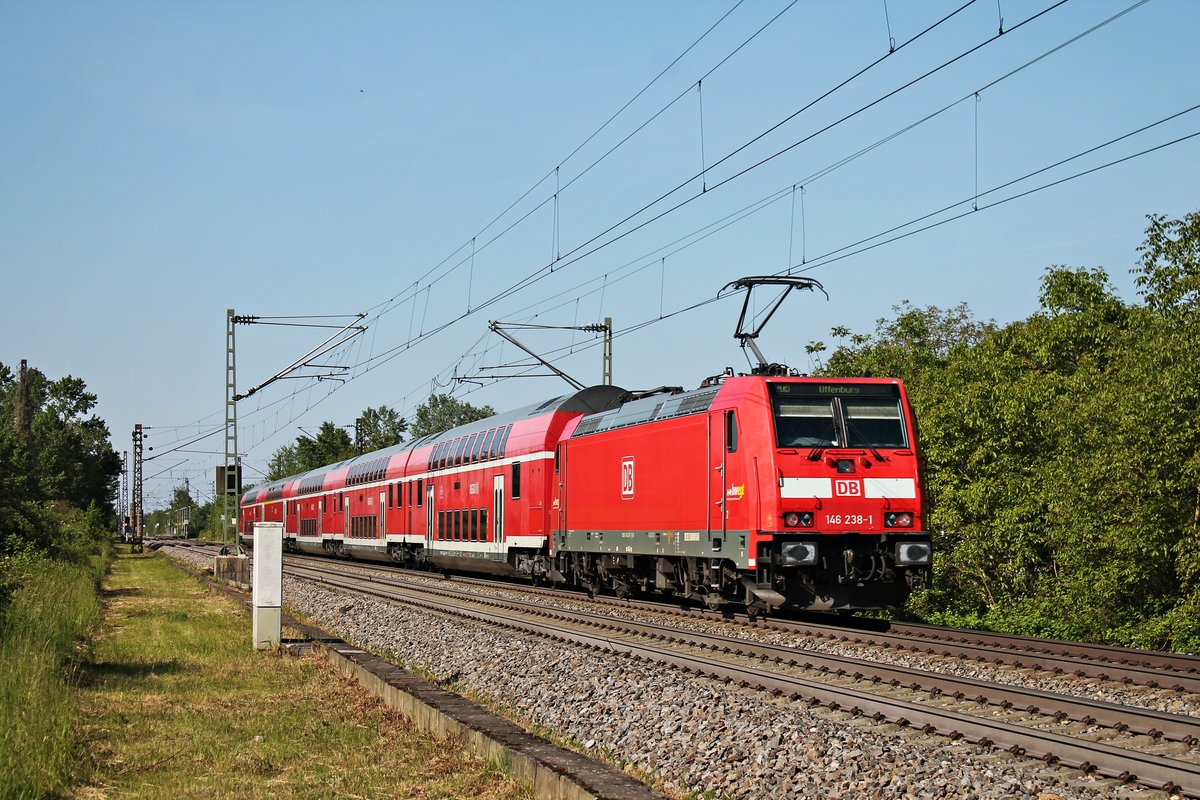 Nachschuss auf die Freiburger 146 238-1, als diese am Nachmittag des 23.05.2019 kurz vor Hp. Buggingen, wos ei keine Zwischenhalt einlegen wird, ihren RE (Basel Bad Bf - Offenburg) in Richtung Freiburg (Breisgau) schob.