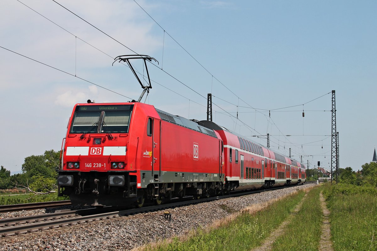 Nachschuss auf die Freiburger 146 238-1, als diese am Vormittag des 25.05.2019 mit ihrem RE (Basel Bad Bf - Offenburg) aus dem Bahnhof von Heitersheim in Richtung Bad Krozingen fuhr.