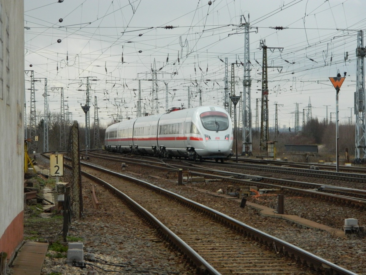 Nachschuß auf den frisch modernisierten ICE-T  Kiel , Tz1129 der am 13.02.2014 den Bhf Großkorbetha in südliche Richtung verläßt. Dieser Zug verfügt über eine teilweise Sonderausstattung und ist mit zwei Erprobungswagen anzutreffen. Im Blickpunkt stehen dabei ein neuer Speisewagen, ein neues LED-Lichtkonzept und neue Waschtische. Die Testergebnisse haben Einfluß auf das geplante Redesign der ICE-3-Züge.