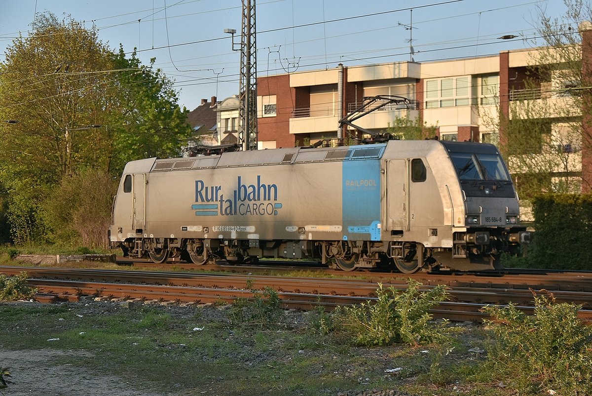 Nachschuß auf die für die Rurtalbahn fahrende Railpoollok 185 684-8 durch den Rheydter Hbf gen Mönchengladbach am Abend des 15.4.2019