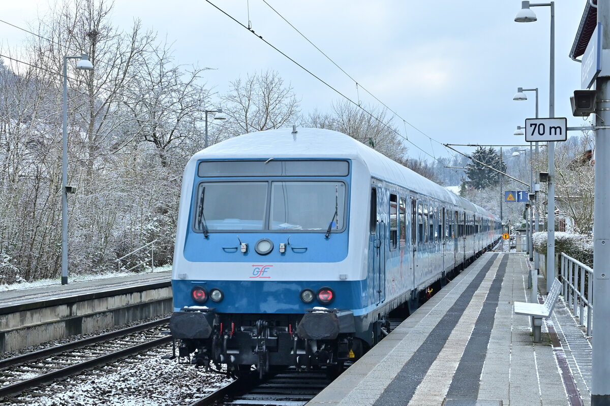Nachschuß auf den Fußballsonderzug von Mainz nach Stuttgart der um 12:16 Uhr durch Neckargerach fuhr, gezogen von der 143 173-3 und mit N-Wagen der GfF gebildet war.21.1.2023