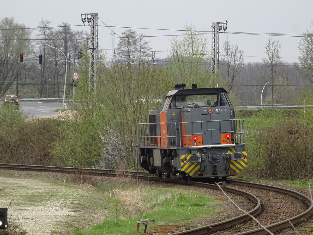 Nachschuss auf die G 1206 von Vossloh (Lok Emsland VI der Emsländischen Eisenbahn), die so eben einen Müllzug von Dörpen nach Salzbergen gebracht hat und jetzt auf ein Abstellgleis rangiert. 13.04.2018