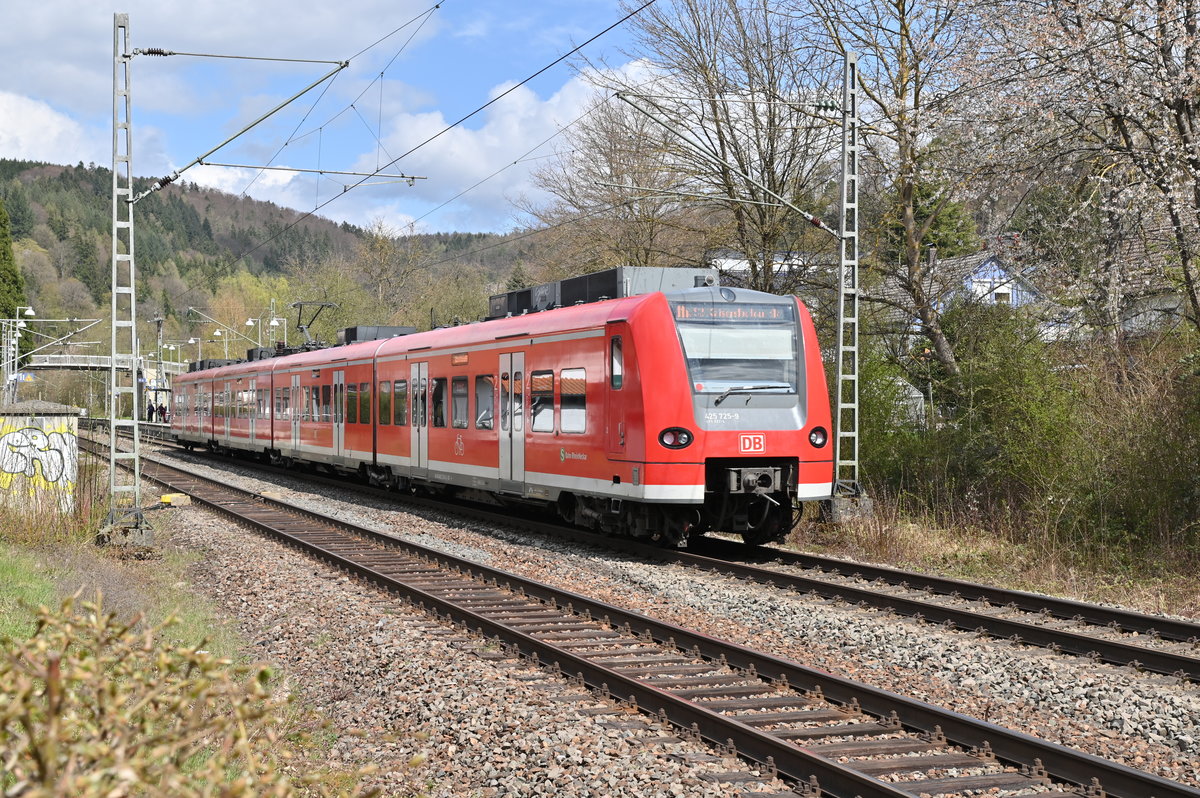 Nachschuß auf den gestrickten 425 725/425 227 der als S1 nach Kaiserslautern in Neckargerach einfährt am 12.4.2021