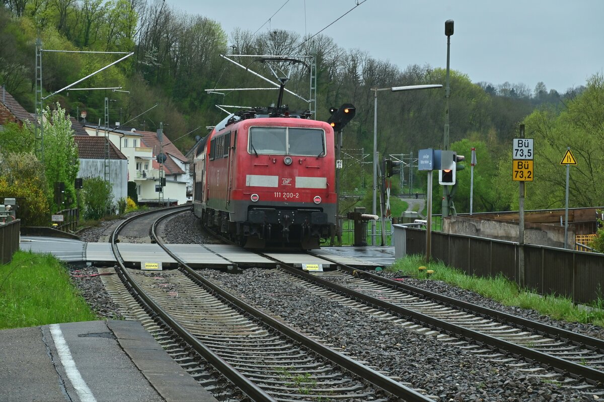 Nachschuß auf die GfF 111 200 die heute schiebend am RE8 Ersatzzug hängt am Mittag des 16.4.2023. Hier ist der Zug in Herboltzheim an der Jagst abgelichtet zusehen mit gut 18 Minuten Plus.