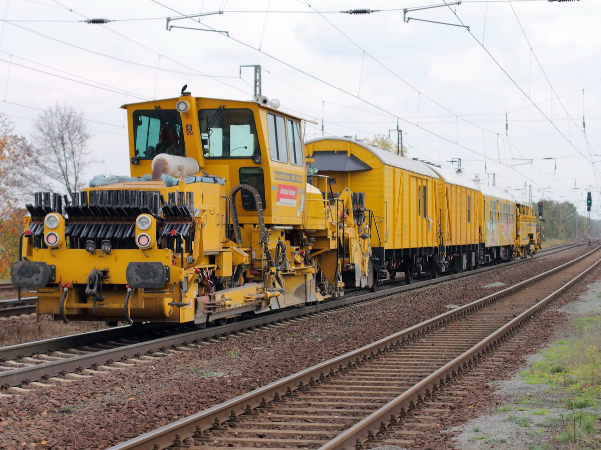 Nachschuss auf die Gleisstopfmaschine sowie Schlotterplaniermaschine der DB Bahnbaugruppe bei der Durchfahrt durch den Bahnhof Saarmund am 20. Oktober 2013.