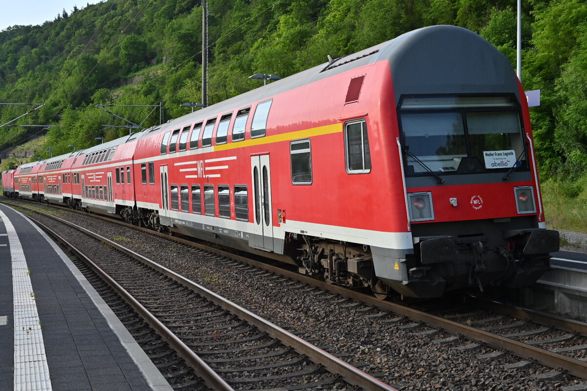 Nachschuß auf den in Haßmersheim ausfahrenden WFL Ersatzzug der als RE12 von Tübingen nach Neckarelz fahrend am Abend es 18.Juno 2021 zusehen ist. 